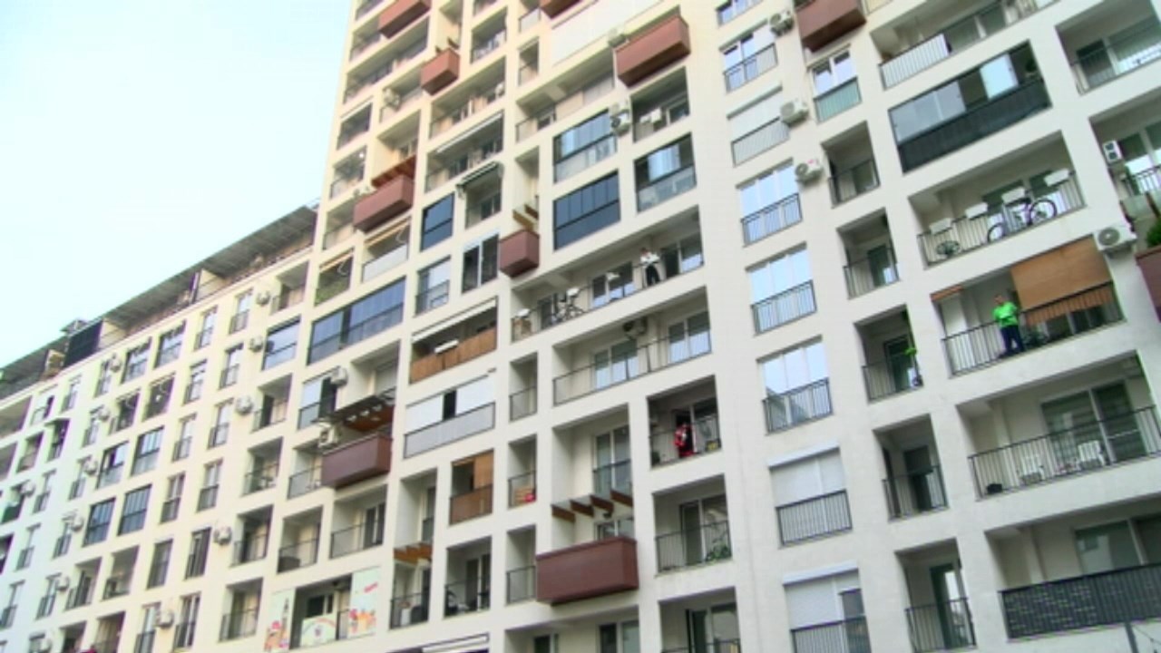 Мајка со дете скокна од зграда во Карпош