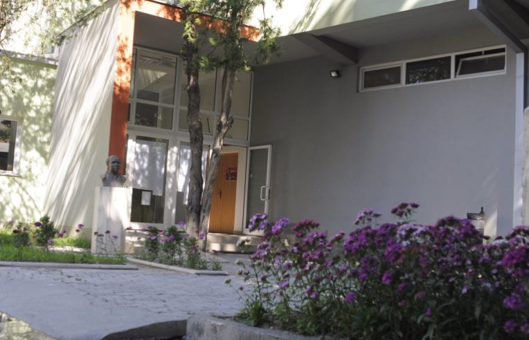 Определени мерки на претпазливост за професорот од Скопје пријавен за сексуално вознемирување на ученичка