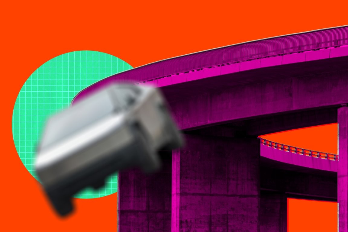 Жена ја тужи Tesla откако Cybertruck на автопилот за малку ќе ја исфрлел од мост (видео)