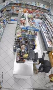 (ВИДЕО) Неверојатна снимка од Мостар: Продавчака спречи ограбувач со автоматска пушка