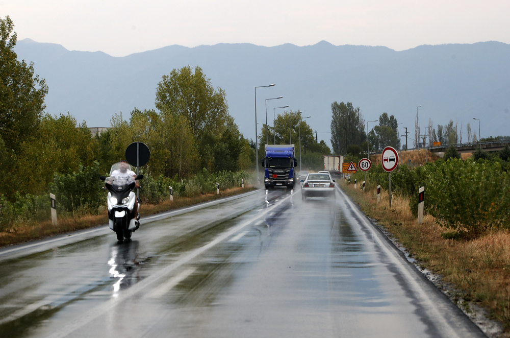 Сообраќајот се одвива непречено, коловозите влажни на повеќе планински премини