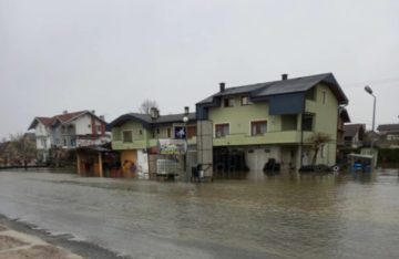 СИЛНО НЕВРЕМЕ ВО БиХ: Илјадници семејства без струја, поплави и хаос на патиштата