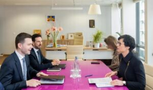 Муцунски на средба со Кос: Владата целосно посветена на напредок во интегративниот процес