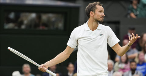 Од славје до страв: Медведев остана „заглавен“ во Дубаи