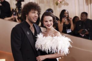 По виралната снимка со валканите стапала, Бени Бланко се пошегува: „Дури и кога не се туширам мирисам добро“