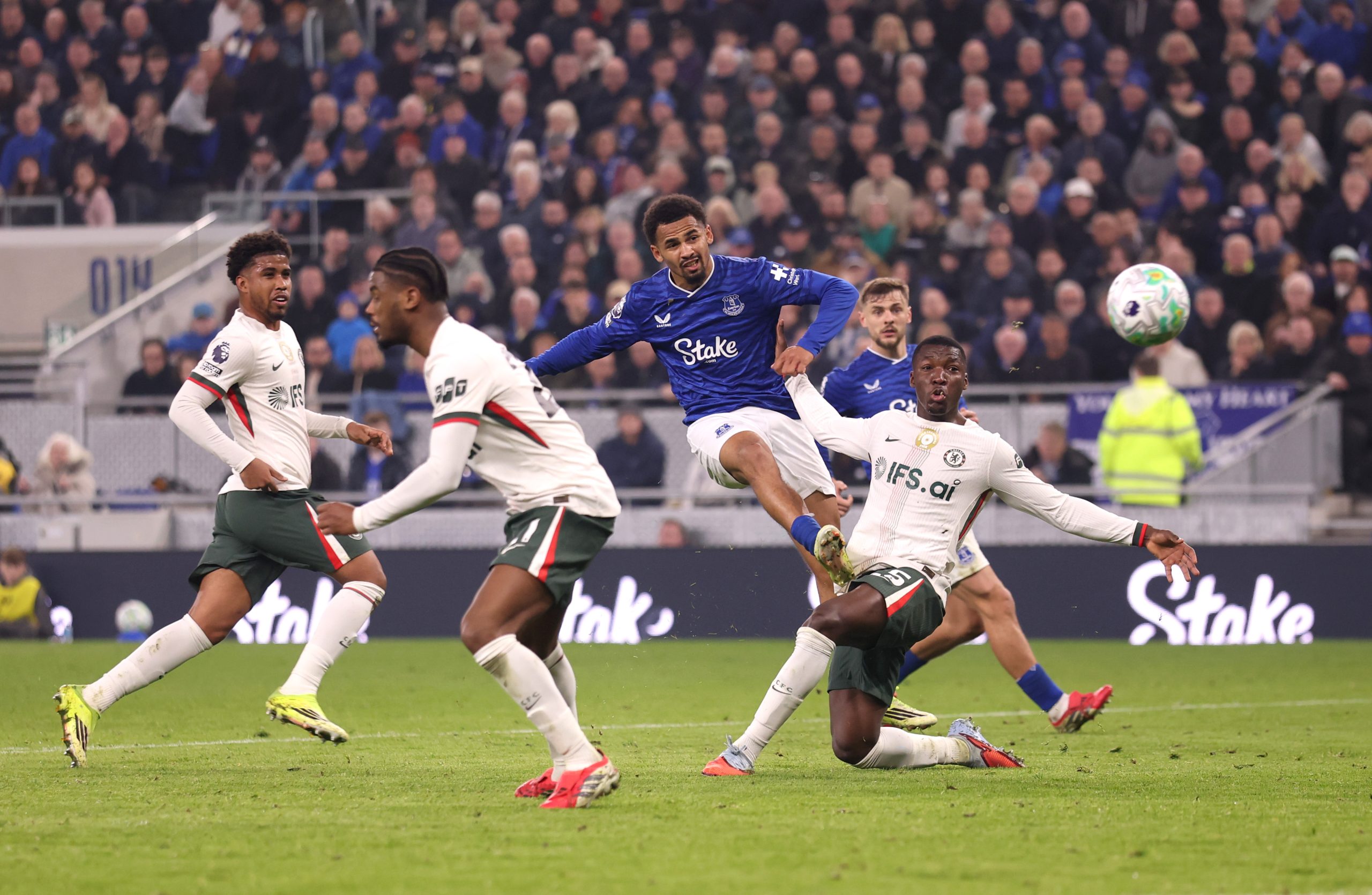 Евертон го „тресна“ Челси и се врати во трката за Европа (ВИДЕО)