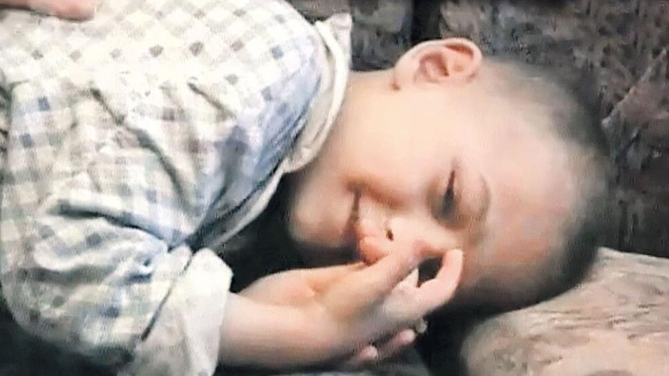 Мајка го држела Виктор (6) заклучен во соба со куче пет години: Момчето лаело, докторот се онесвестил од глетката