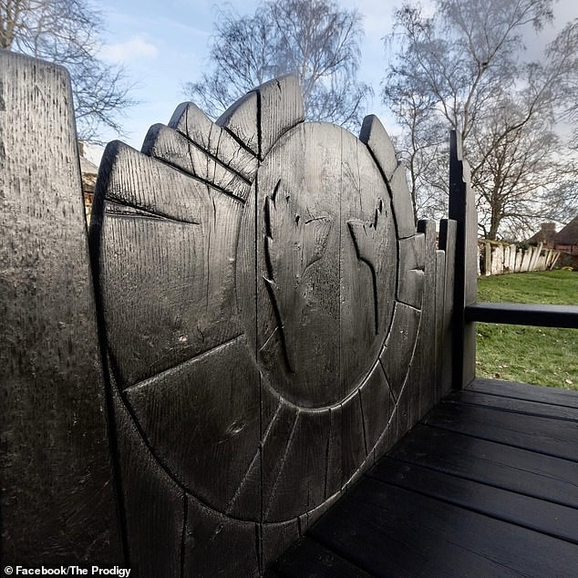 Бурни реакции поради спомен-клупата за Кит Флинт од The Prodigy со препознатливите „ѓаволски рогови“: Дали вакво нешто припаѓа на христијански гробишта?