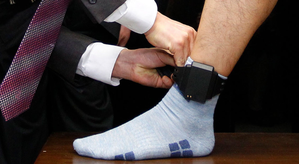 Зошто власта го одбива предлогот насилниците да се следат со електронски алки