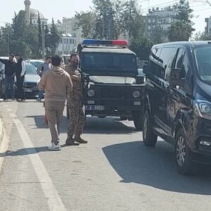 (ВИДЕО) Драма во Анталија: Пукање во владина зграда, напаѓачот се заклучи внатре, специјалните сили ја опколија зградата