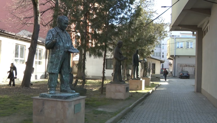 Одземен пасош, забрана за работа и приближување за професорот пријавен за сексуално вознемирување