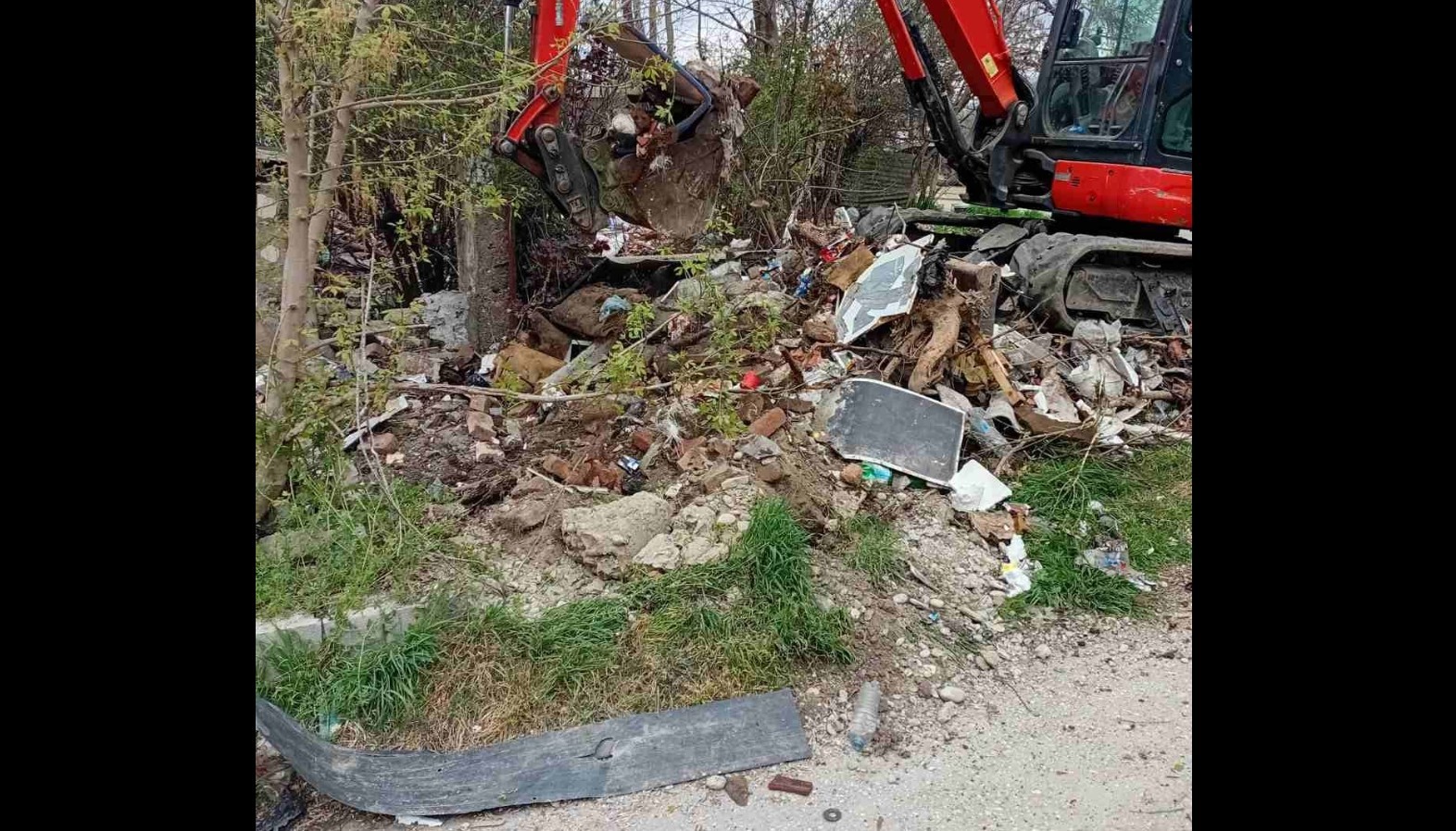 „ОТСТРАНЕТИ НАД 12 ТОНИ МЕШАН ОТПАД ОД МАЏИР МААЛО“: Герасимовски апелира до граѓаните да не создаваат депонии