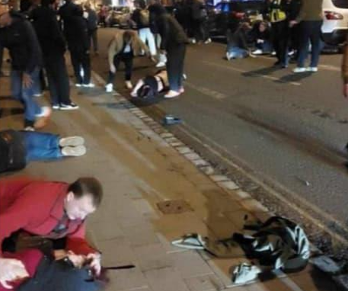 Автомобил удри во група пешаци во Англија, има тешко повредени