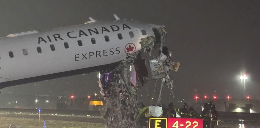 Инцидент на аеродром во Њујорк, загинаа двајца пилоти, 40 лица повредени