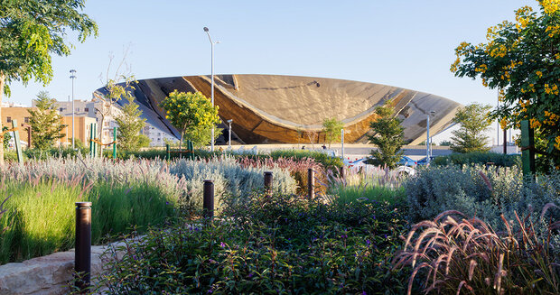 Огледална кружна настрешниза над влез во метро во Рјад на Snøhetta