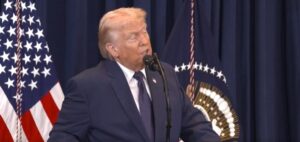 (ВИДЕО) Трамп во неколку часа даде контрадиктори изјави за Иран: Војната и е заврешена и е на почеток