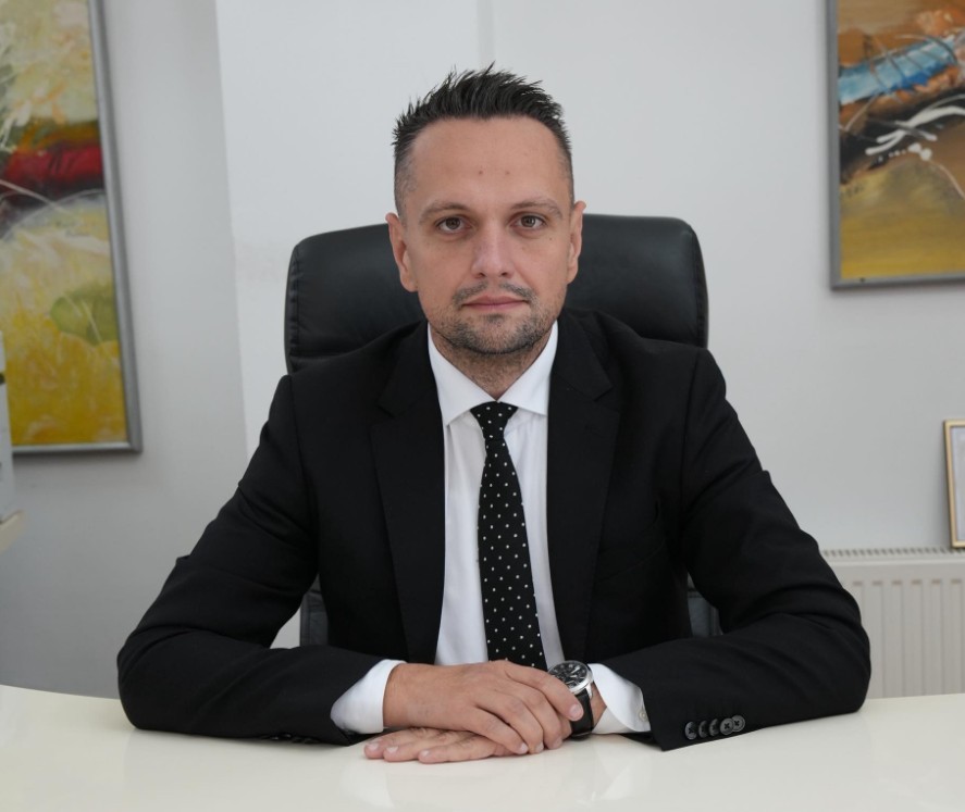 МИТОВСКИ СЕ НАЛУТИ ЗОШТО НЕ БИЛ ПОКАНЕТ НА ПУШТАЊЕТО НА ОБИКОЛНИЦАТА ВО КРИВА ПАЛАНКА: „Со туѓ труд и со туѓи перја навистина и лесно се фотографира“