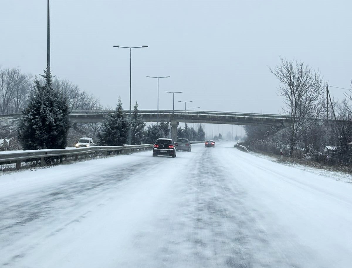 Слаби врнежи од снег на планинските премини, патиштата проодни