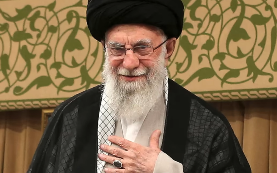 ПОТЕКНУВА ОД ВЕРСКО СЕМЕЈСТВО, ПРЕЖИВЕАЛ И АТЕНТАТ: Кој беше Али Хамнеи?