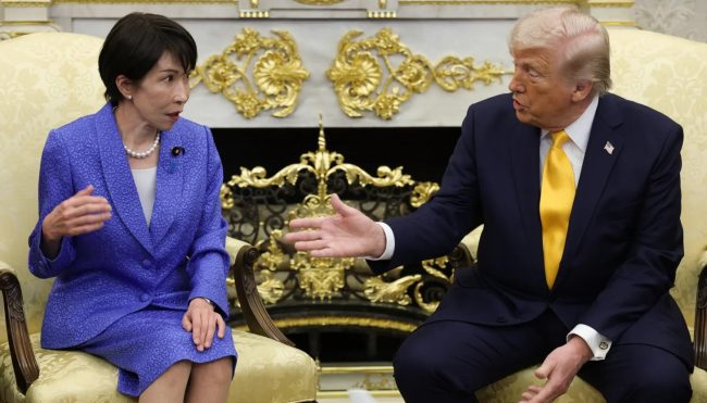 ТРАМП ГО СПОРЕДИ НАПАДОТ ВРЗ ИРАН СО ПЕРЛ ХАРБОР НА СРЕДБАТА СО ЈАПОНСКАТА ПРЕМИЕРКА