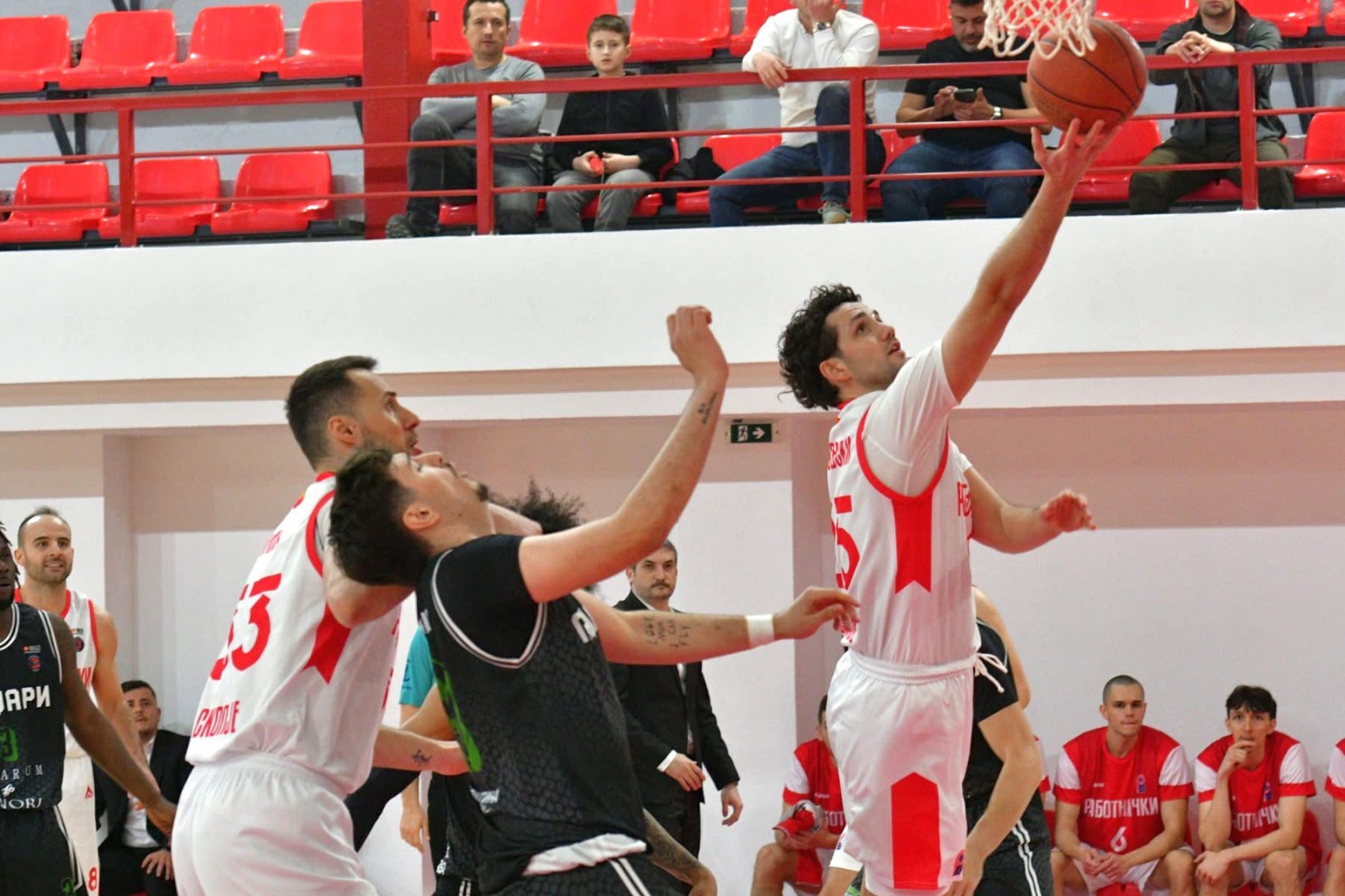 Работнички со жестока реакција по поразот од Феникс: Судиските одлуки директно нè оштетија!