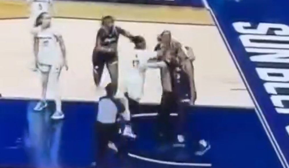 Не се тепаат само мажи: Кошаркарки направија хаос, а нокаут доби – судијката! (ВИДЕО)