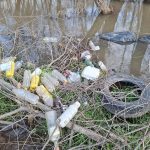 Стари гуми, парчиња мебел, пластични шишиња и најлони ја загадуваат Река Црна