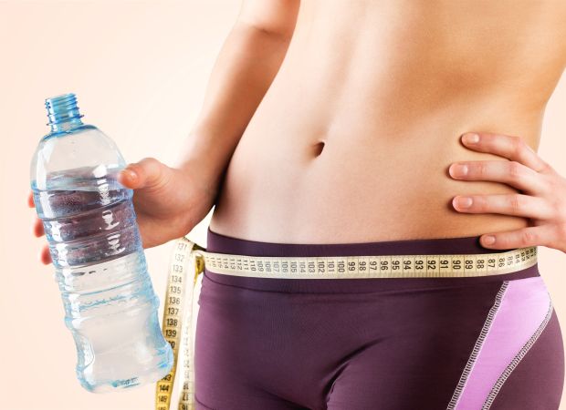 ДАЛИ ПИЕЊЕТО ВОДА ВЛИЈАЕ НА ГУБЕЊЕТО НА ТЕЖИНАТА – ЛЕКАРИТЕ ГО ИЗРАЗУВААТ СВОЕТО МИСЛЕЊЕ