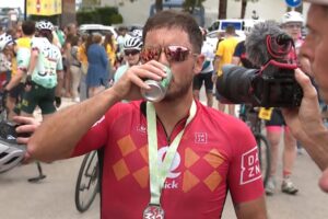 (ВИДЕО) Го мрзеше да трча по топката, сега ужива на велосипед – на крај на трката се освежи со пиво