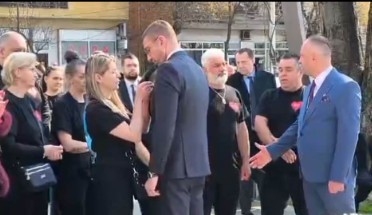 ФОТО: Мајка на загината во „Пулс“ на Мицкоски му закачи беџ со скршено срце