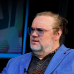 (ВИДЕО) „Дали е дрогиран, целиот се искриви?“: Жељко Шашиќ направи хаос на аеродром па ги „нападна“ новинарите