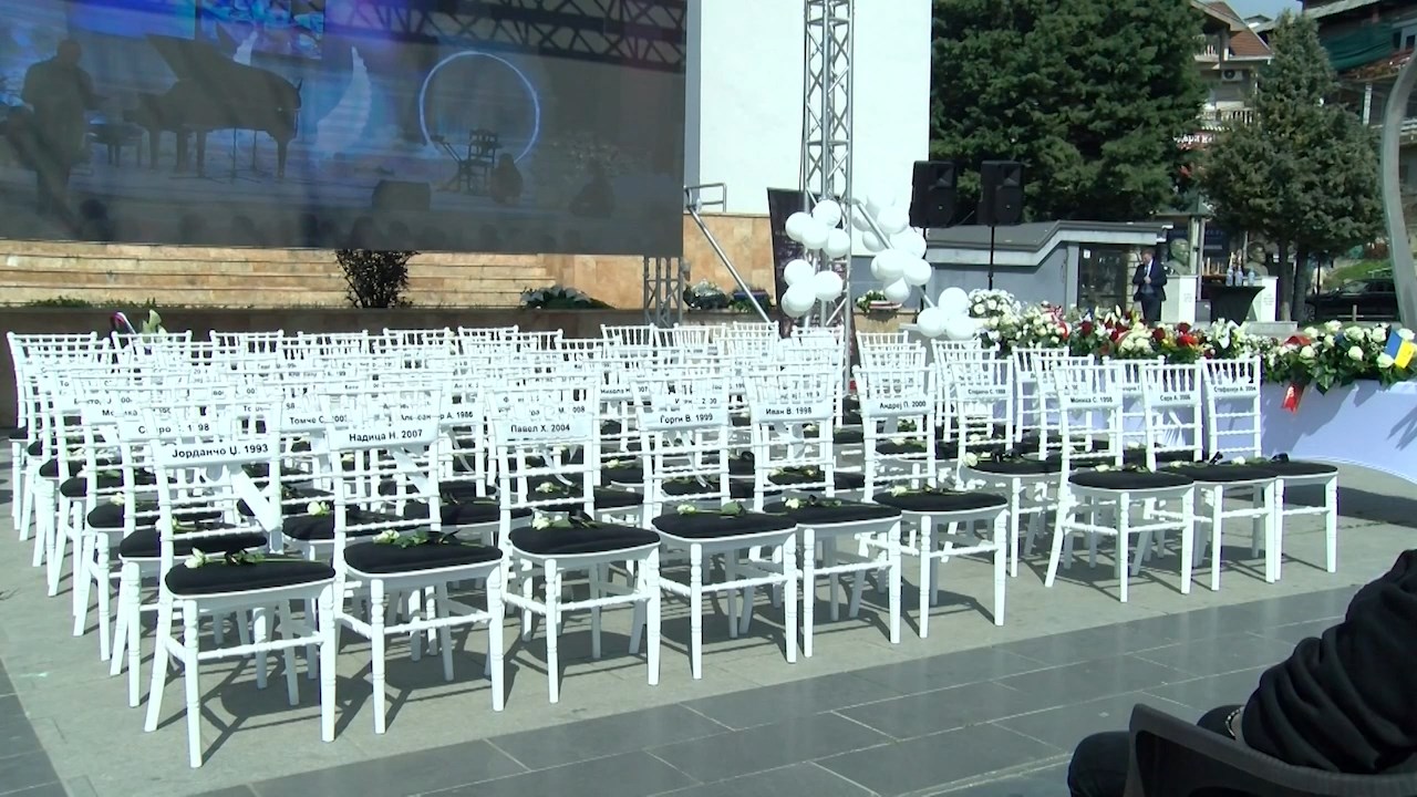 63 празни столчиња за 63 загинати млади луѓе во „Пулс“ – Кочани и Македонија им одаддоа почит