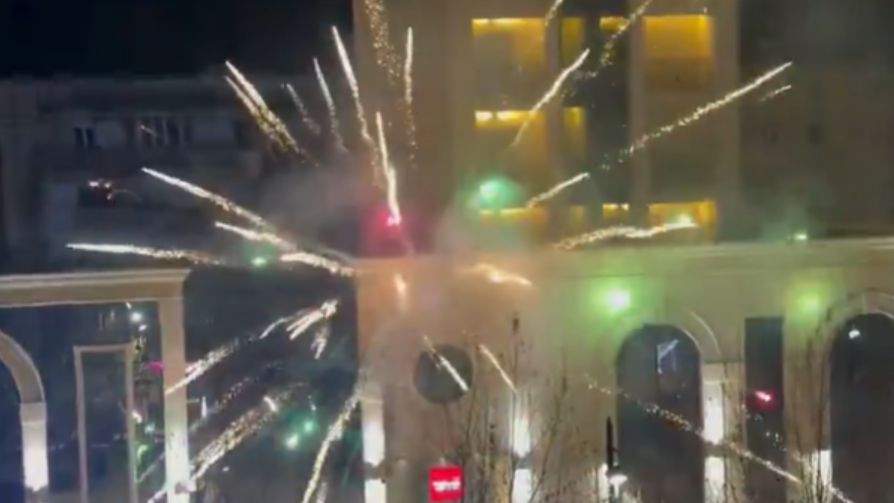 Турските фудбалери имаа немирна ноќ во Приштина! (ВИДЕО)