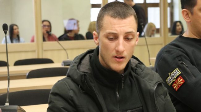 ОБВИНЕТИОТ СТОЈАНЧЕ ЈОВАНОВСКИ, КОЈ ЈА НАВЕДЕ СОПРУГАТА ИВАНА ДА СКОКНЕ ОД ШЕСТИ КАТ СОСЕ 6-ГОДИШНАТА ЌЕРКА, СЕ СМЕЕШЕ ДОДЕКА ОБВИНИТЕЛКАТА ЧИТАШЕ ШТО ИМ ПРАВЕЛ