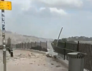 ВИДЕО: Силна експлозија во Ерусалим, дел од иранска ракета падна врз Стариот град