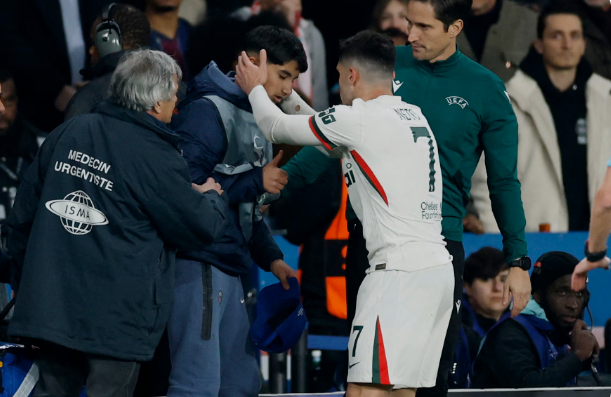 Фудбалер на Челси турна дете што собира топки па му го подари дресот