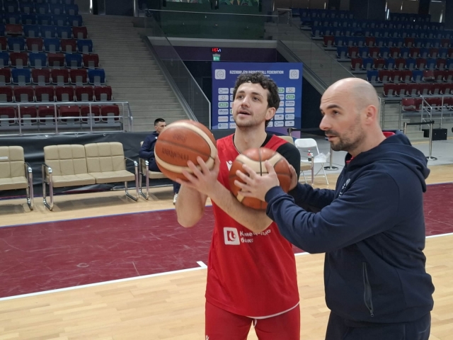 Кошаркарите ја почувствуваа „Спортската Палата“ во Баку – го одработија единствениот тренинг (ФОТО)