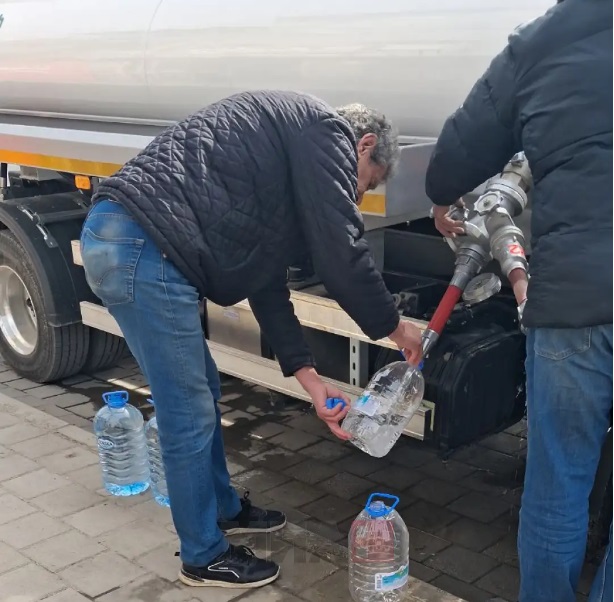 Стружани денеска од цистерна полнат чиста вода, матноста на водата од градскиот водовод втор ден во граници на нормала