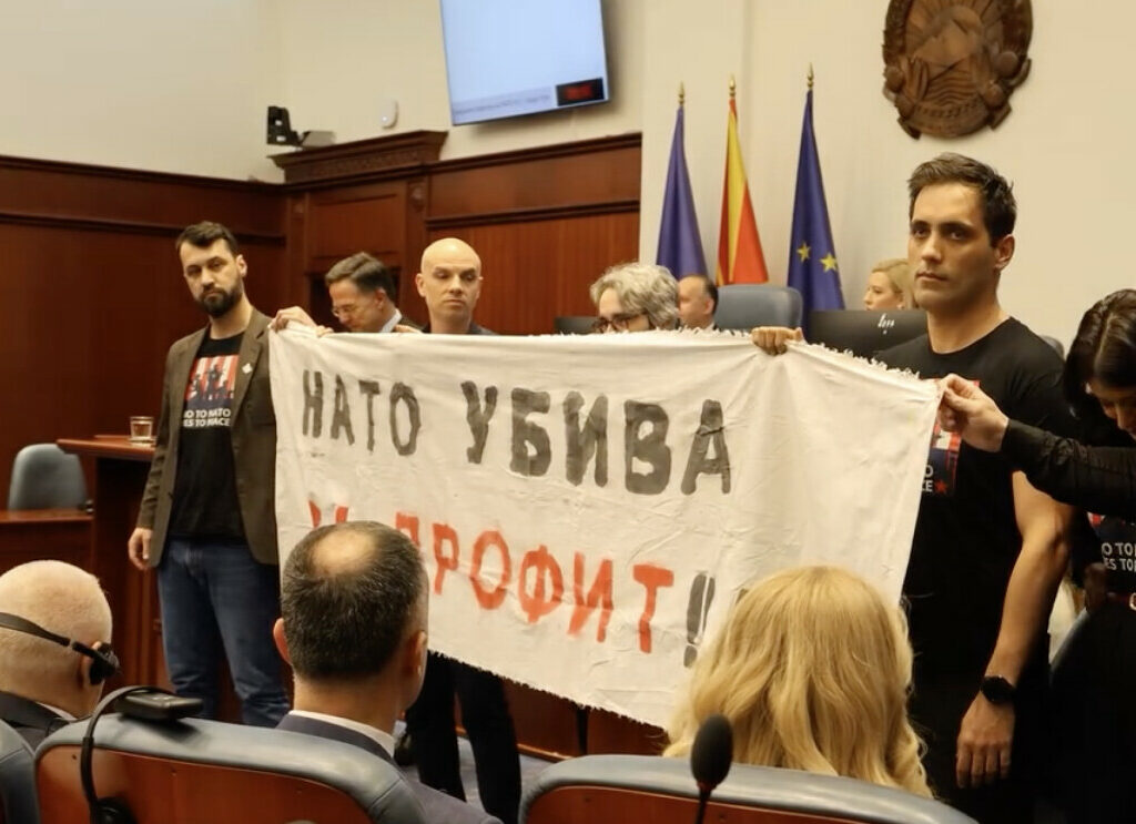 Левица го дочека Руте со транспарент „НАТО убива“