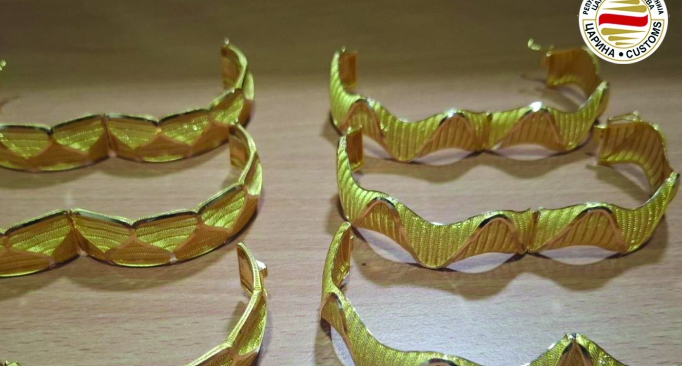 ЦАРИНИЦИТЕ СПРЕЧИЈА ОБИД ЗА КРИУМЧАРЕЊЕ ЗЛАТЕН НАКИТ - прекршителите добија кривична