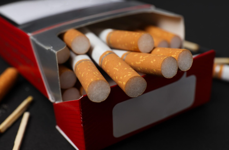Велика Британија воведува доживотна забрана за купување цигари за сите родени по 2008 година