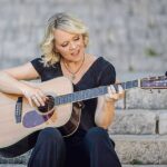 (Фото) Беше во нејзина сенка, а потоа исчезна од јавноста – еве како денес изгледа сестрата на Тајчи