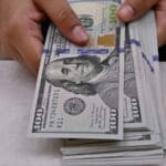 Доларот расте поради стравот, може да изгуби поради реалноста