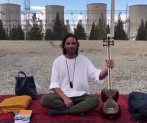 (ВИДЕО) Ирански музичар одговорил на повикот на властите. Кампува пред електраната