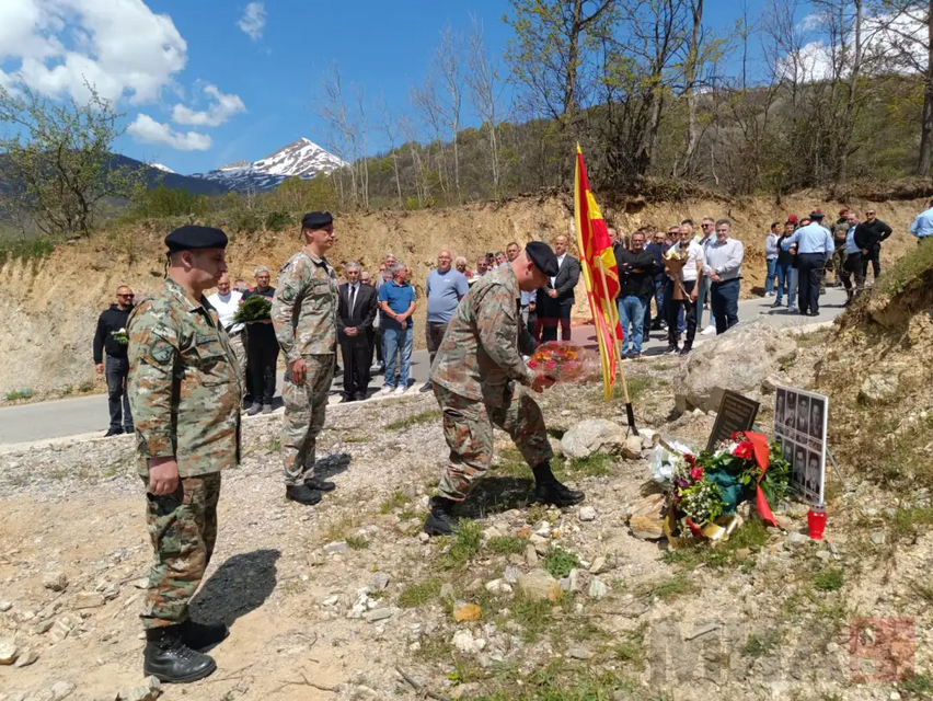 Делегации им оддадоа почит на загинатите бранители кај Вејце