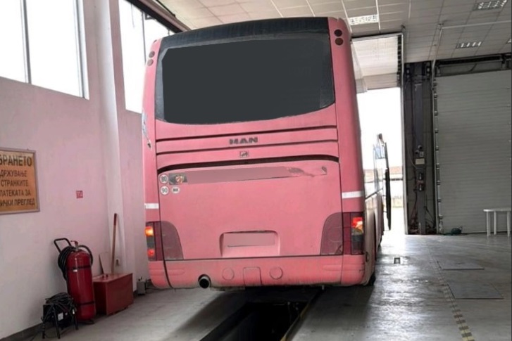 (ФОТО) Полицијата санкционира возач на автобус што со неисправни сопирачки превезувал двојно повеќе деца од дозволеното