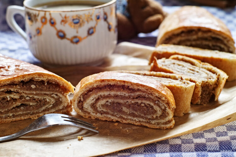 РЕЦЕПТ НА ДЕНОТ: Месена штрудла со јаболка и ореви