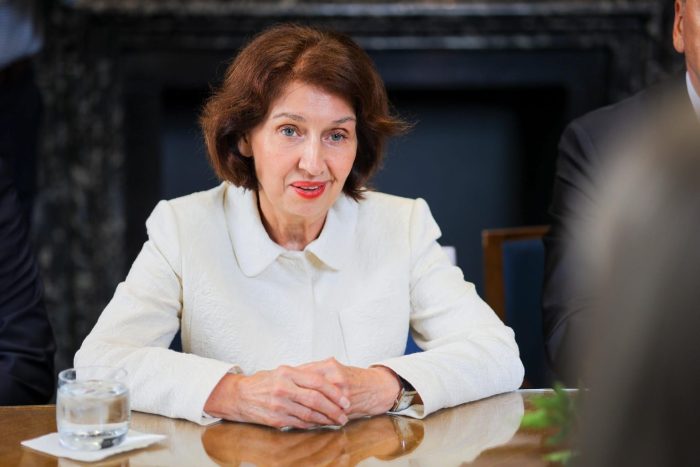 ЧЕСТИТКА ОД ПРЕТСЕДАТЕЛКАТА ДО КАТОЛИЦИТЕ: Се надевам празникот ќе го разбуди доброто кај сите луѓе