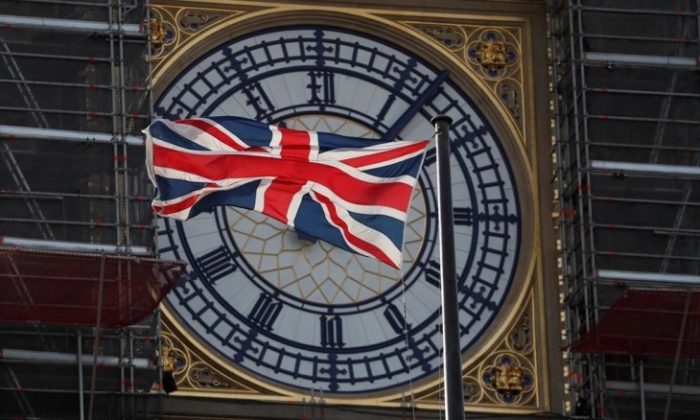 ВЕЛИКА БРИТАНИЈА: Луѓето да останат смирени додека цените на горивата растат