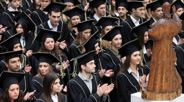 НАЈАВЕН ПРОТЕСТ НА СТУДЕНТИТЕ: Марш поради незадоволство од неспроведување на законот за јазиците гласан во заево време